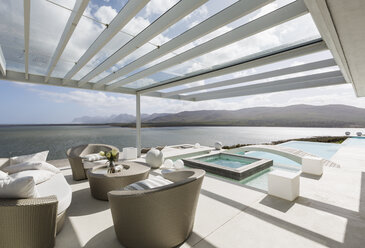 Sonnige, moderne Luxus-Terrasse mit Infinity-Pool und Meerblick - HOXF02129