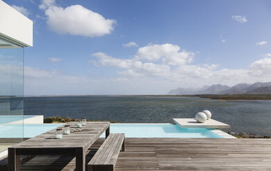 Sonnige, ruhige und moderne Luxus-Terrasse mit Infinity-Pool und Meerblick - HOXF02130