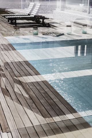 Luxuriöser Swimmingpool und Innenhof, lizenzfreies Stockfoto