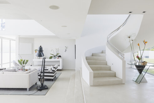 Weiße moderne Luxuswohnung mit Wendeltreppe und Wohnzimmer - HOXF02140
