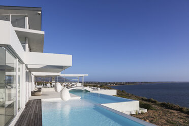 Sonnige, ruhige, moderne Luxuswohnung mit Infinity-Pool und Meerblick unter blauem Himmel - HOXF02142