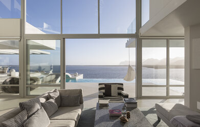 Sonniges, ruhiges, modernes Luxusdomizil mit Wohnzimmer, Terrasse und Meerblick - HOXF02150