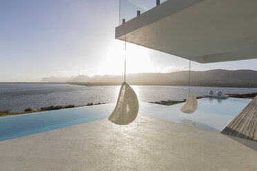 Sonnige, ruhige, moderne Luxuswohnung mit Terrasse mit Hängesitzen und Infinity-Pool mit Meerblick - HOXF02159