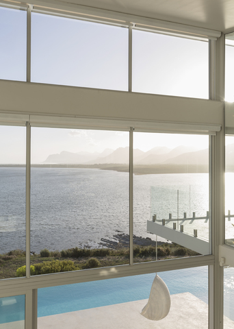 Sonnige, ruhige, moderne Luxuswohnung mit Meerblick, lizenzfreies Stockfoto