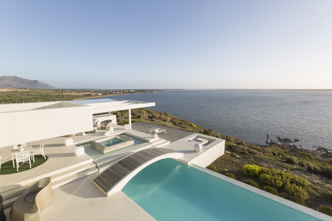 Sonnige, ruhige, moderne Luxuswohnung mit Infinity-Pool und Meerblick, lizenzfreies Stockfoto