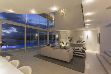 Beleuchtetes modernes Luxus-Wohnungsschaufenster bei Nacht - HOXF02165