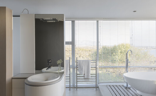 Modernes luxuriöses Wohnhaus mit einem Badezimmer mit Badewanne und Waschbecken - HOXF02166