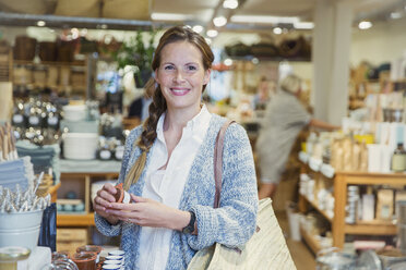 Porträt selbstbewusste Frau beim Einkaufen im Geschäft - HOXF02209