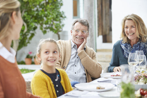 Mehrgenerationenfamilie beim Mittagessen am Terrassentisch - HOXF02246