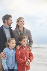 Lächelnde Familie am Winterstrand - HOXF02259