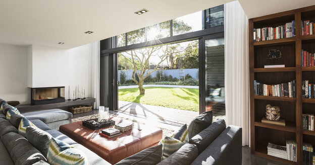 Sunny home Schaufenster Innenraum Wohnzimmer offen zu sonnigen Hof - HOXF02286