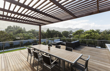 Luxuriöses Haus mit Holzterrasse und Tisch mit Blick auf die Berge - HOXF02298