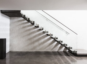 Moderne, minimalistische schwebende Treppe in einem Vorzeige-Foyer der Wohnung - HOXF02307