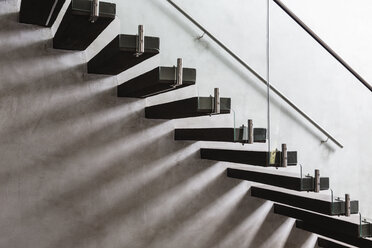 Moderne, minimalistische schwebende Treppe in einem Musterhaus - HOXF02310