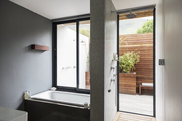 Modernes Innenraumbad mit Badewanne und Dusche - HOXF02322