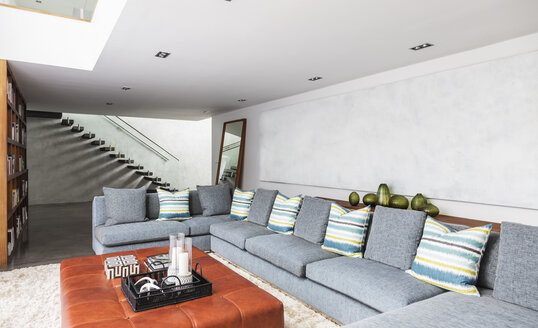 Home Showcase Interieur Wohnzimmer mit langem Sektionssofa - HOXF02325