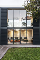 Modernes, luxuriöses Schaufenster von außen - HOXF02337