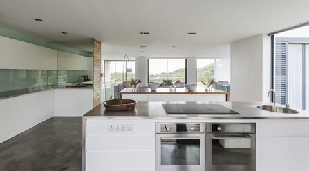 Modernes, minimalistisches Haus Vitrine Interieur Küche - HOXF02344