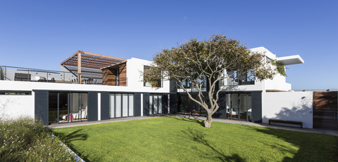 Sunny modernen Luxus Hause Showcase außen mit Hof und Baum, lizenzfreies Stockfoto