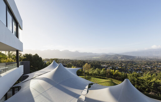 Markisen entlang des Hauses präsentieren den Außenbereich mit sonnigem Bergblick - HOXF02378