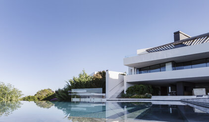 Ruhiges Haus mit Infinity-Pool unter sonnigem blauem Himmel - HOXF02386