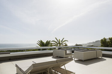 Sonnige, moderne und luxuriöse Terrasse mit Liegestühlen - HOXF02391
