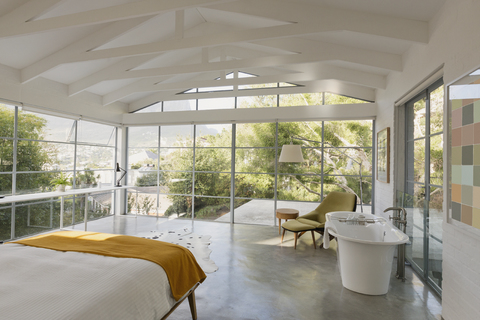 Modernes luxuriöses Musterhaus mit Schlafzimmer und Gartenblick, lizenzfreies Stockfoto
