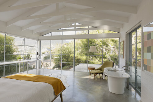Modernes luxuriöses Musterhaus mit Schlafzimmer und Gartenblick - HOXF02415