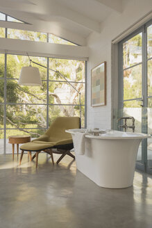Badewanne im Schlafzimmer eines luxuriösen Vorzeigehotels - HOXF02417