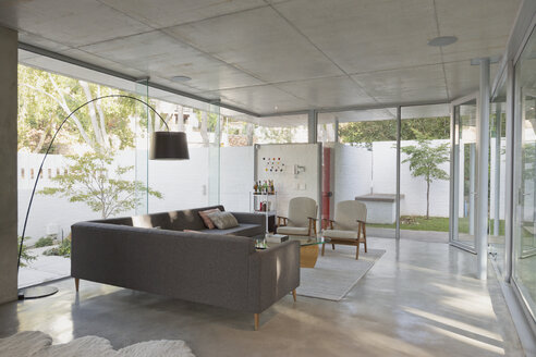 Luxuriöses Musterhaus mit einem von Fenstern umgebenen Wohnzimmer - HOXF02419