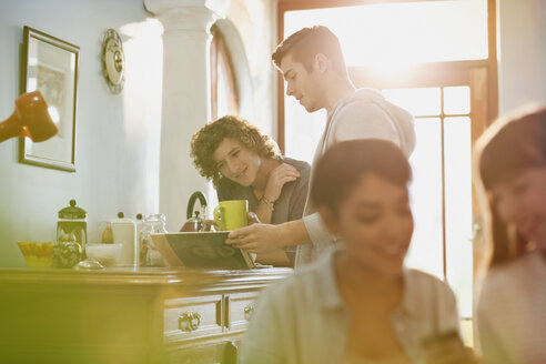 Junge Erwachsene, die in einer Wohnung Kaffee trinken - HOXF02481