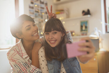 Verspielte junge Frauen nehmen Selfie mit Kamera-Handy - HOXF02488