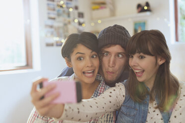 Verspielte junge Freunde machen ein Selfie mit dummen Gesichtern - HOXF02493