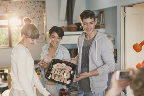 Junge Freunde Mitbewohner Kochen posiert für Freund mit Kamera-Handy - HOXF02504