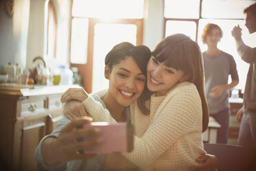 Junge Frauen Freunde nehmen Selfie mit Kamera-Handy in der Wohnung - HOXF02522