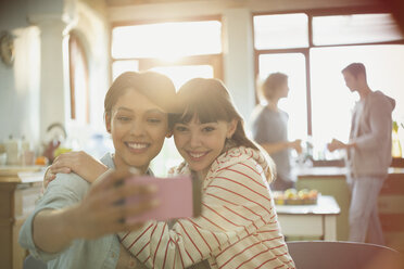 Junge Frauen Freunde Mitbewohner umarmen nehmen selfie mit Kamera-Handy - HOXF02543