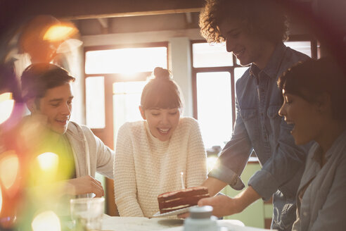 Junge Freunde feiern Geburtstag mit Kuchen und Kerze - HOXF02548