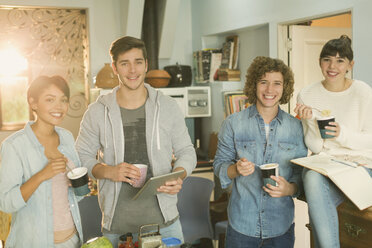 Porträt lächelnd junge College-Student Mitbewohner studieren essen Instant-Nudeln in Wohnung - HOXF02562