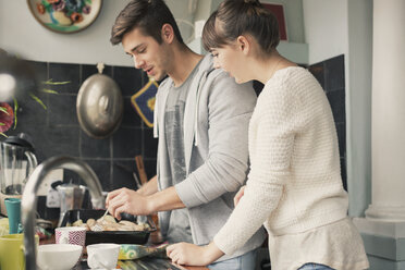 Junges Paar beim Kochen in der Küche - HOXF02571