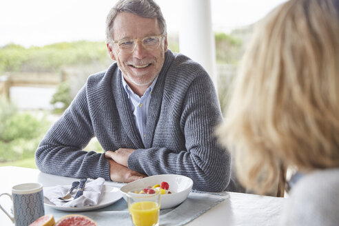 Älteres Paar beim Frühstück auf der Terrasse - HOXF02630