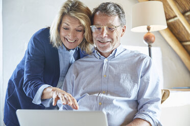 Senior couple using laptop - HOXF02637