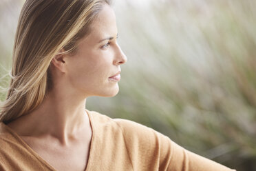 Close up pensive blonde woman looking away - HOXF02678