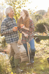 Paar lachend genießen Kaffeepause Gartenarbeit sonnigen Herbst Garten - HOXF02688