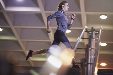 Läuferin läuft über Treppen, lizenzfreies Stockfoto