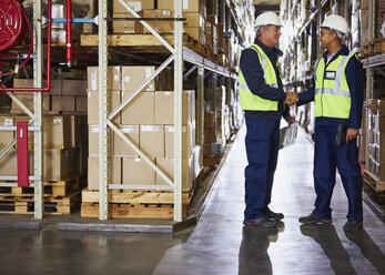 Manager and worker handshaking in distribution warehouse - HOXF02859