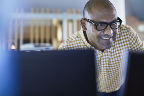 Geschäftsmann arbeitet am Computer, lizenzfreies Stockfoto