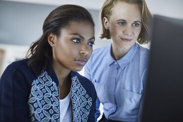 Fokussierte Geschäftsfrauen, die am Computer arbeiten - HOXF02953