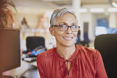 Portrait smiling businesswoman - HOXF02967