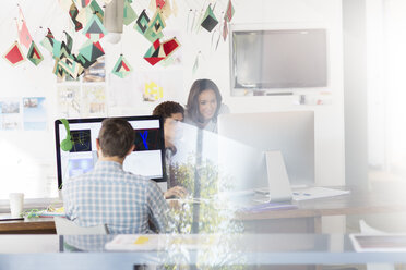 Kreative Geschäftsleute bei der Arbeit am Computer im Büro - HOXF03147