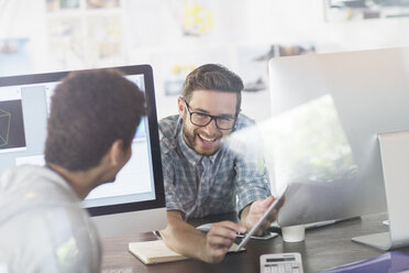 Kreative Designer im Gespräch zwischen Computern im Büro - HOXF03180